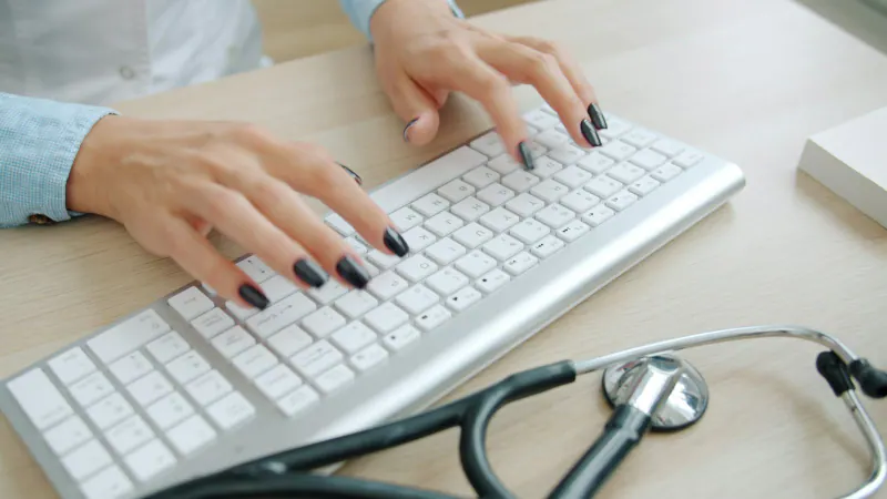 Escritorio de consultorio médico con teclado y estetoscopio