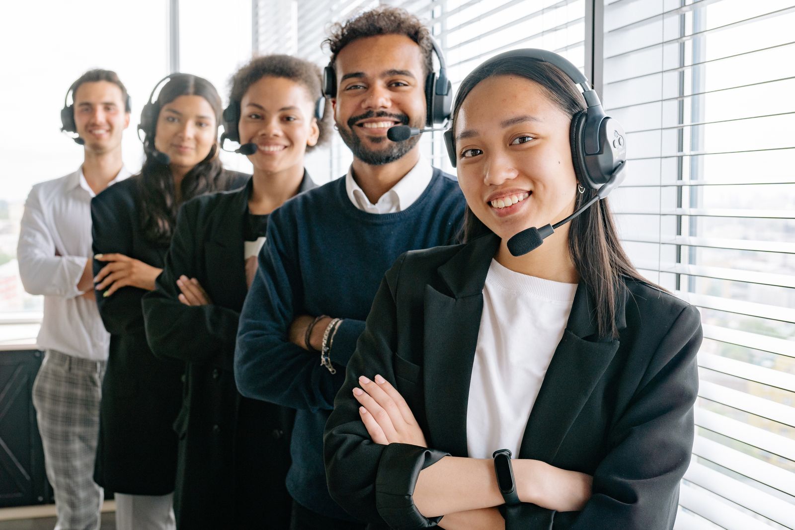 Equipo de atención al cliente con diademas sonriendo, curso de atención digital