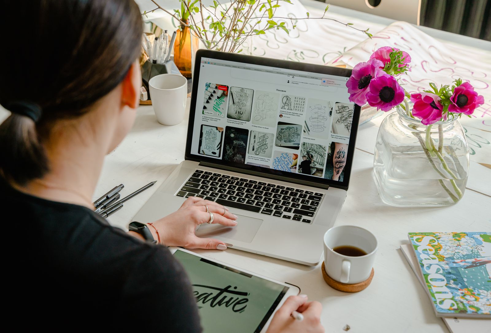 Persona diseñando publicaciones para redes sociales en Canva desde su laptop