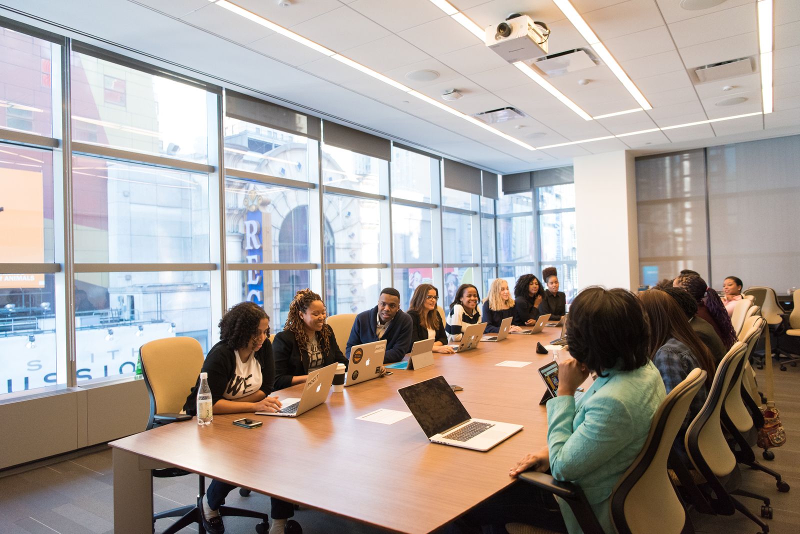 Equipo de una empresa en una sala de juntas durante la capacitación de Meta Ads