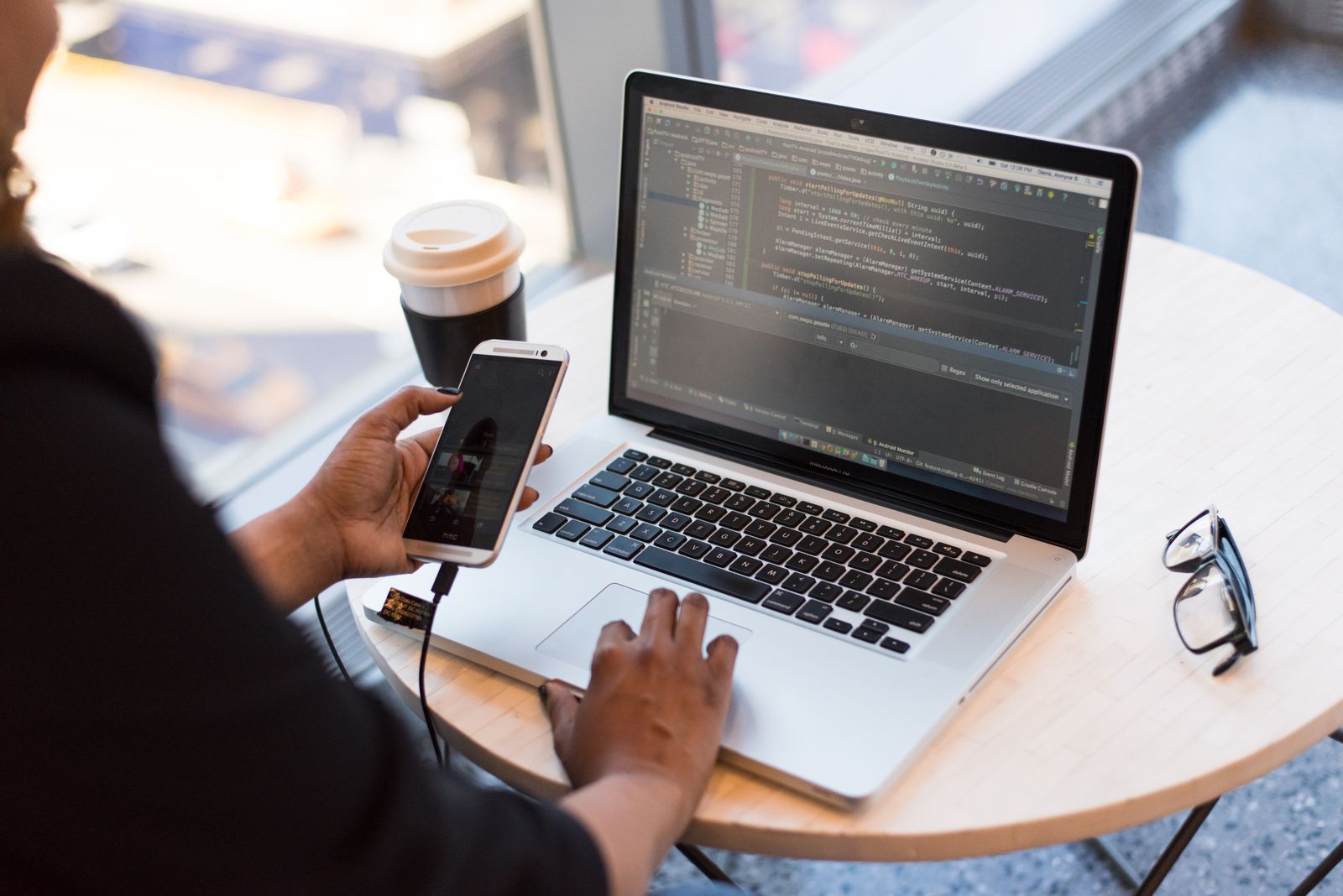 Persona construyendo un sitio web en su laptop con café al lado, curso de WordPress y Elementor