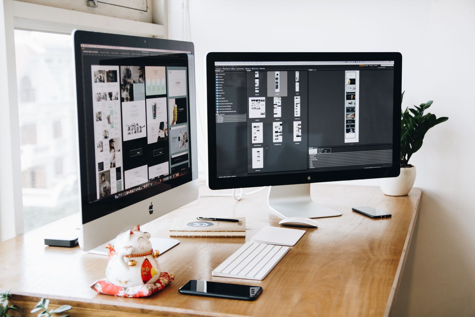 Diseñador trabajando la identidad visual de una marca en su monitor