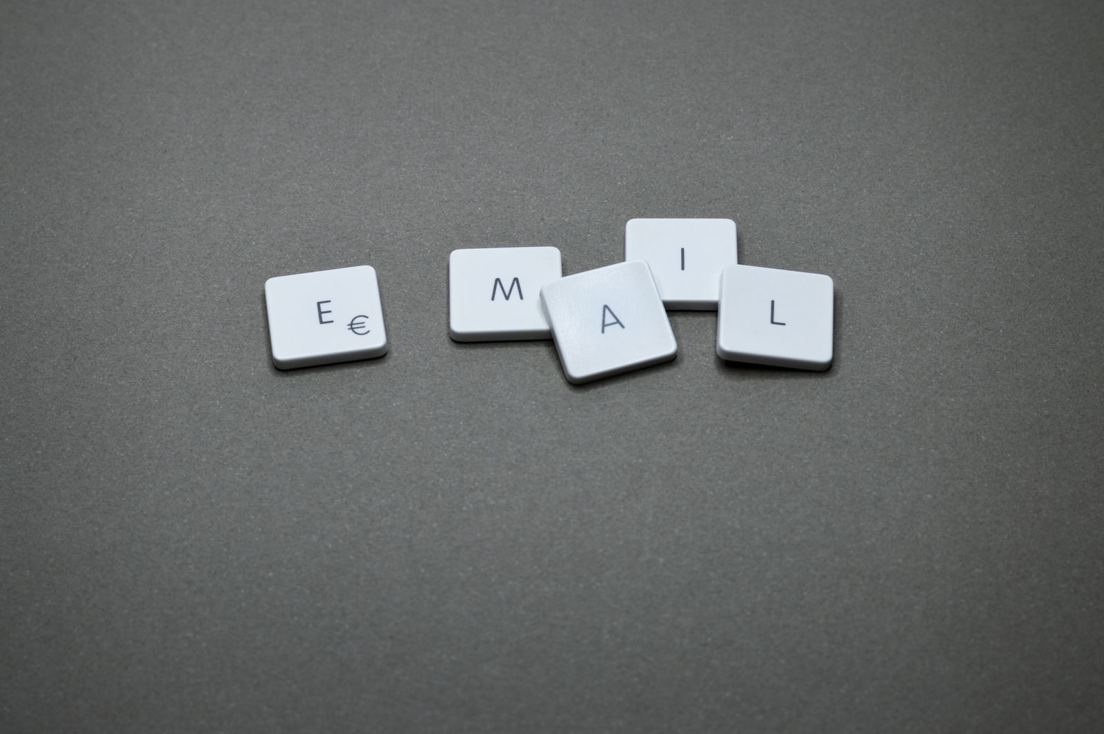 Letras que forman la palabra email sobre un fondo neutro, curso de email marketing