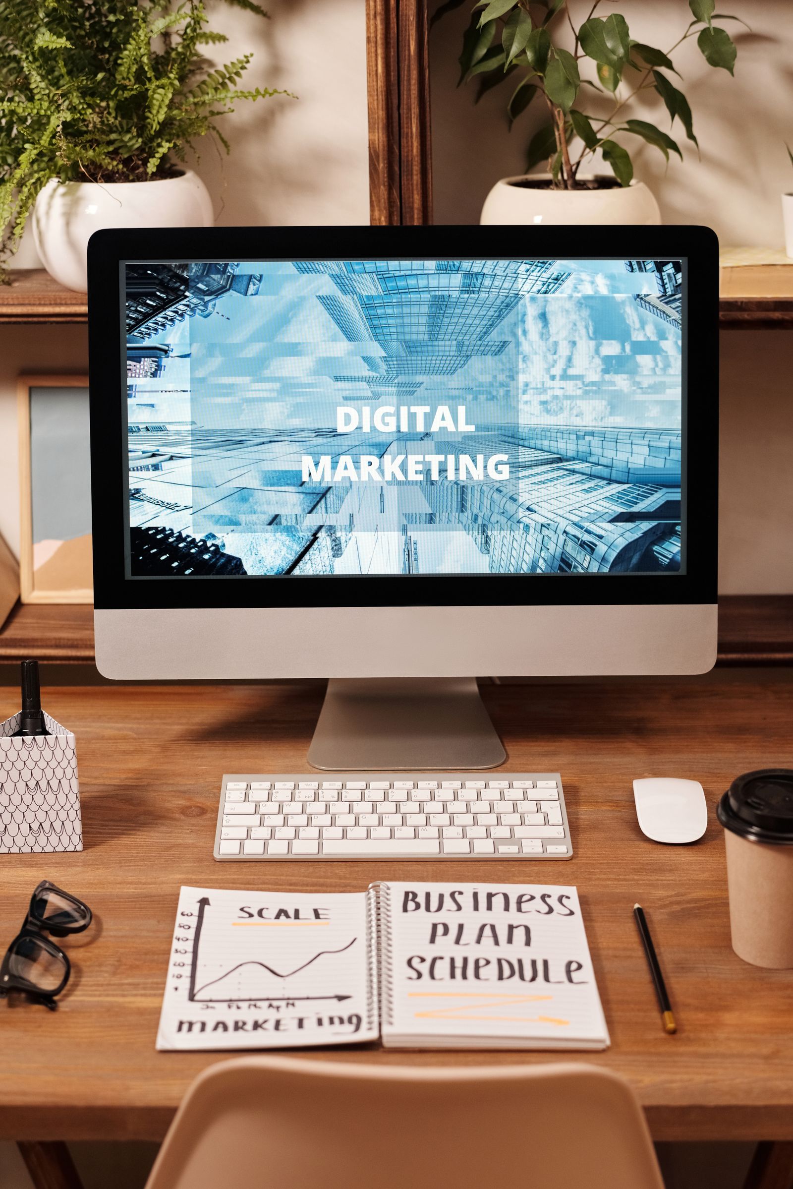 Pantalla con la frase digital marketing en un escritorio durante el curso de Google Ads