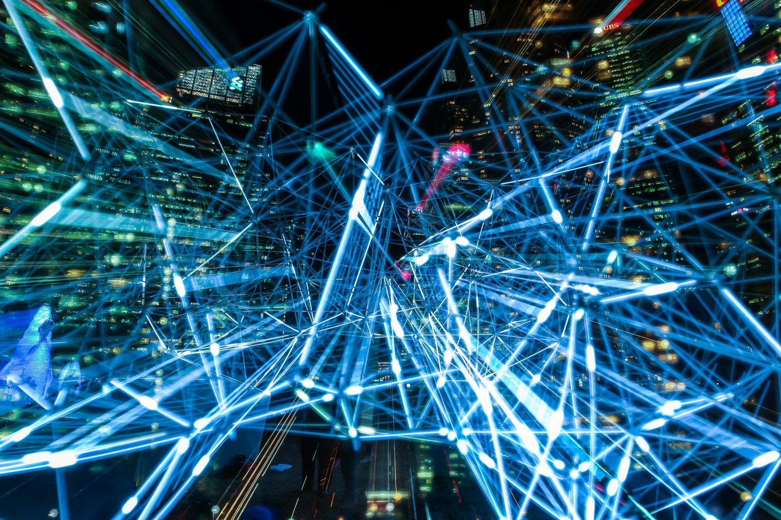 Red de conexiones luminosas que representa un embudo de ventas automatizado en un CRM