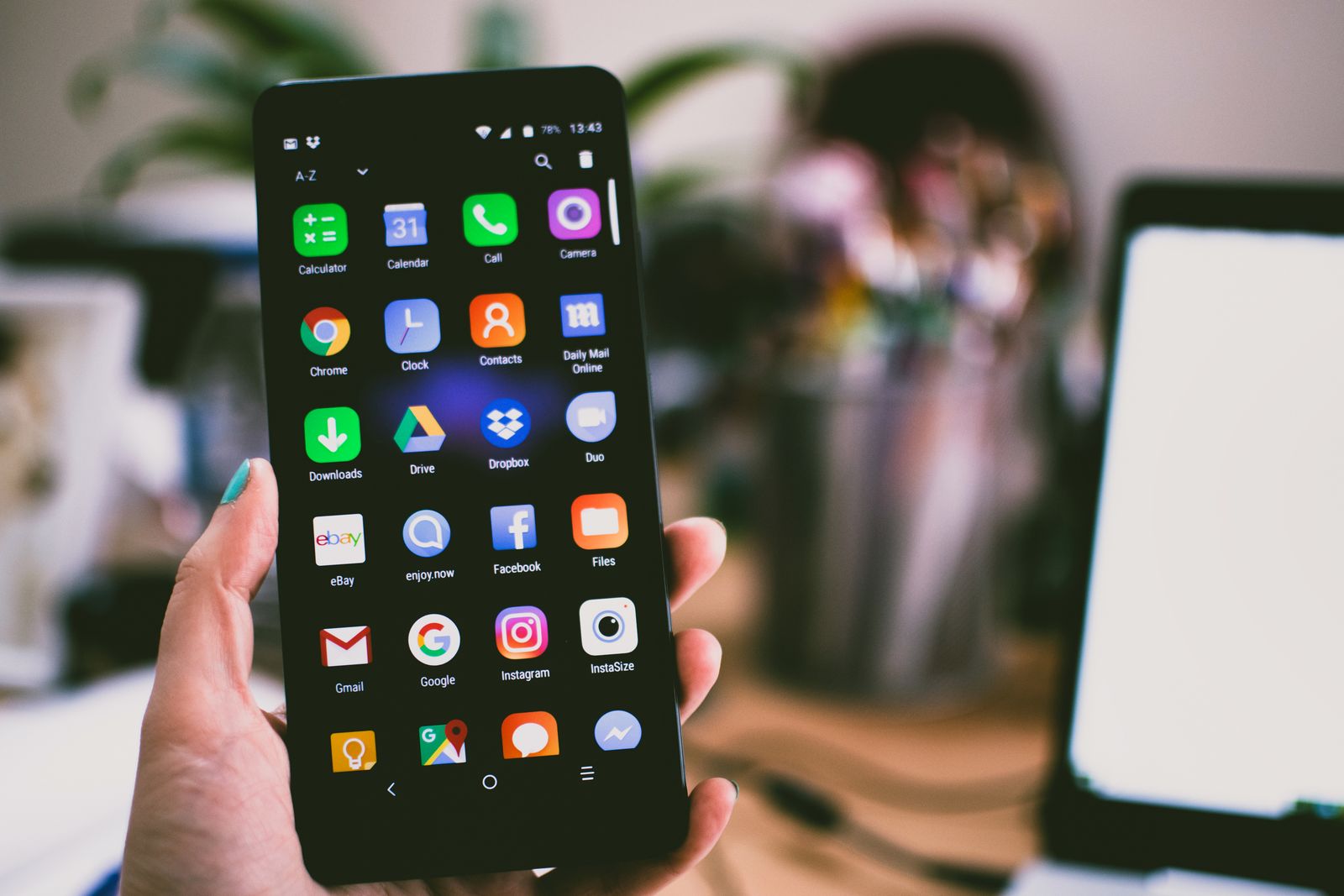 Celular con la app de WhatsApp Business en la mano de un vendedor