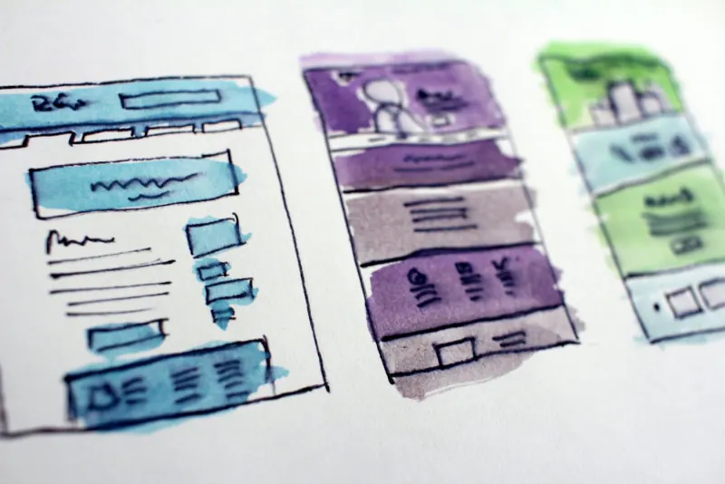 Bocetos en acuarela de varias pantallas de un sitio web antes de diseñarlo