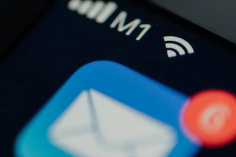 Ícono de correo con notificaciones pendientes en la pantalla de un celular