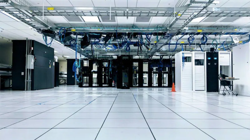 Sala de servidores con gabinetes de red y cableado en el techo