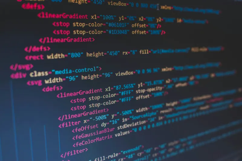 Pantalla con líneas de código HTML de colores sobre fondo oscuro