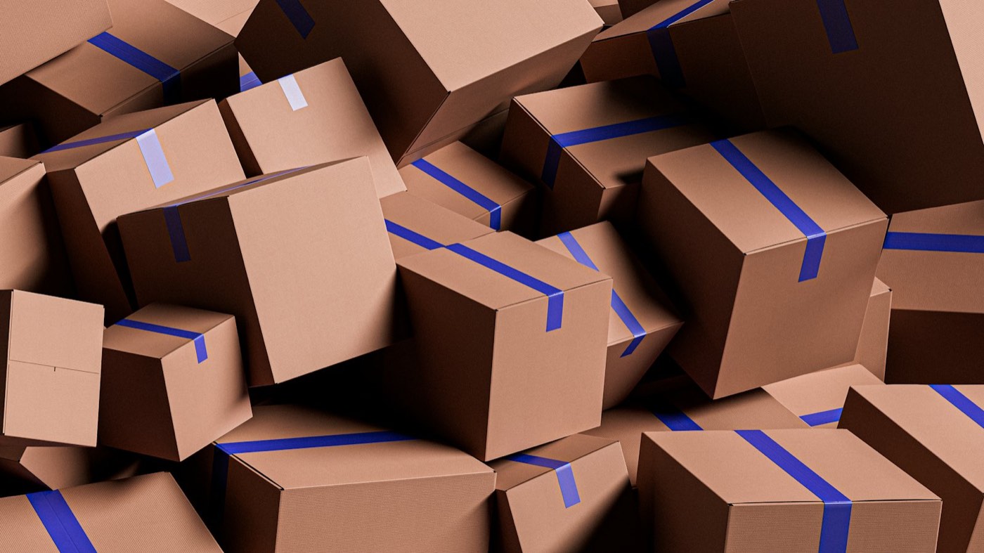Montón de cajas de cartón cerradas con cinta azul listas para envío