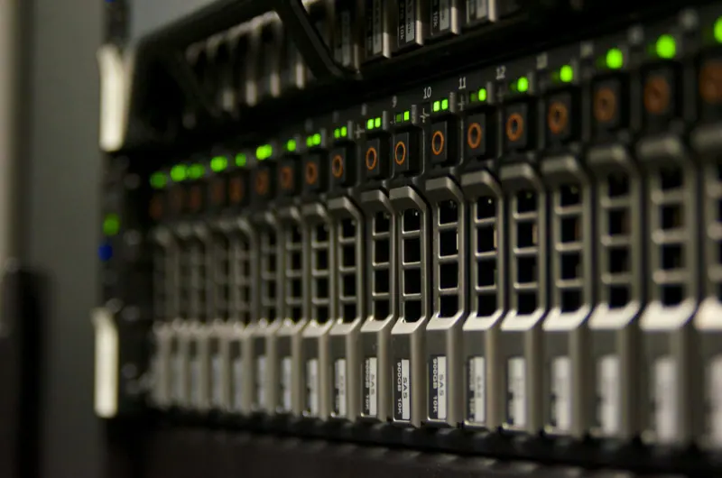 Rack de servidores con luces verdes encendidas en un centro de datos