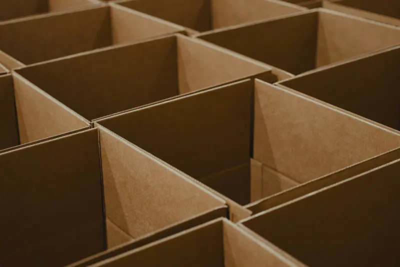 Muchas cajas de cartón abiertas acomodadas en cuadrícula, listas para empacar pedidos