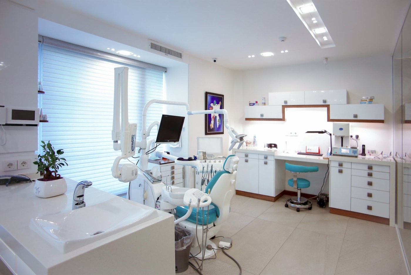 Consultorio dental moderno listo para recibir pacientes con cita