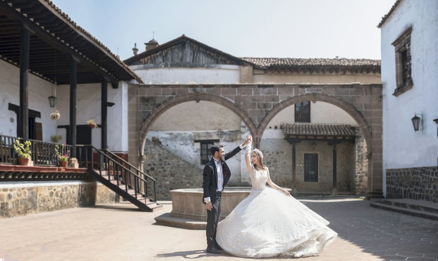 Los novios en un puente de piedra antiguo
