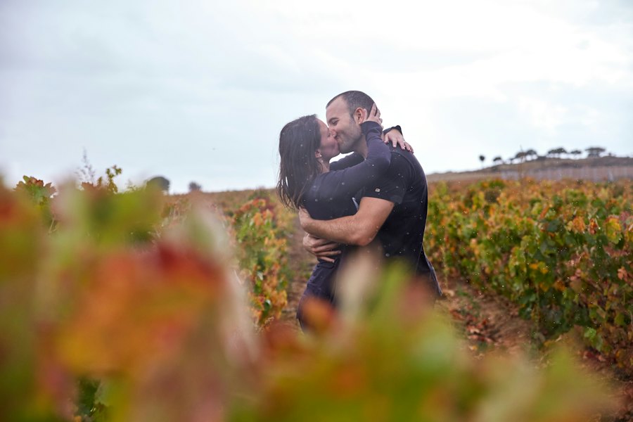 Beso de los novios en un campo de flores