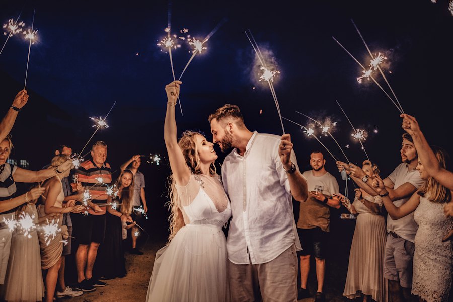 Los novios bajo luces de bengala en la pista