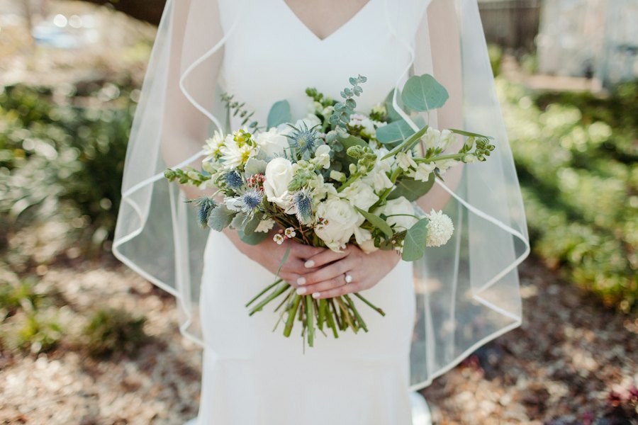 Ramo de flores blancas y velo de novia