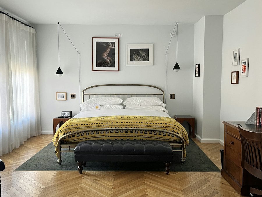 Recámara de casa de huéspedes con cama de herrería