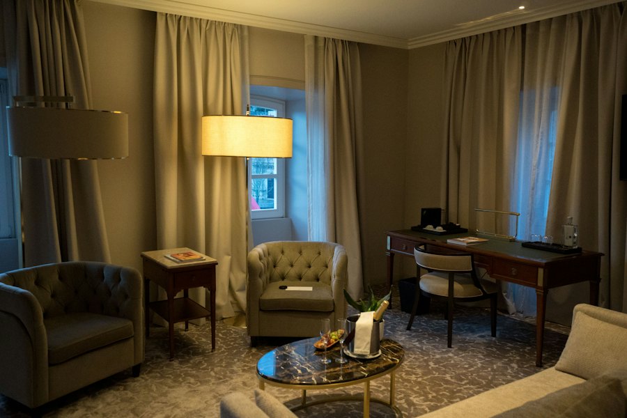 Habitación de hotel colonial con sala y escritorio