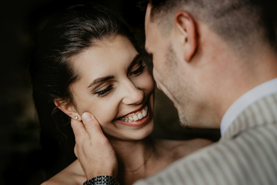 Ximena sonríe mientras Rodrigo la abraza