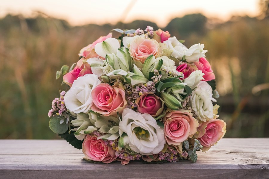 Ramo de novia con rosas rosas y blancas
