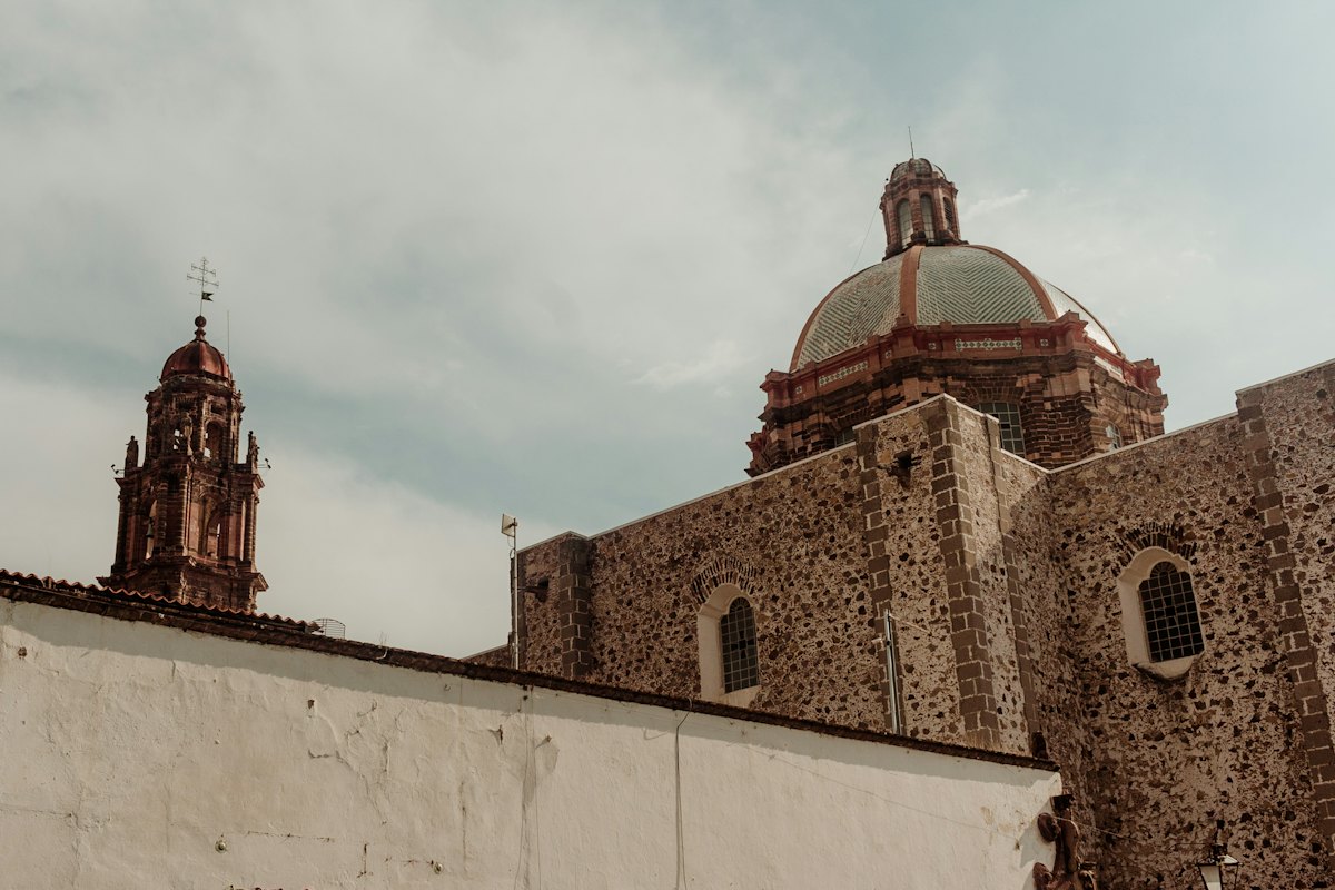 Fachada de la capilla de cantera con dos torres