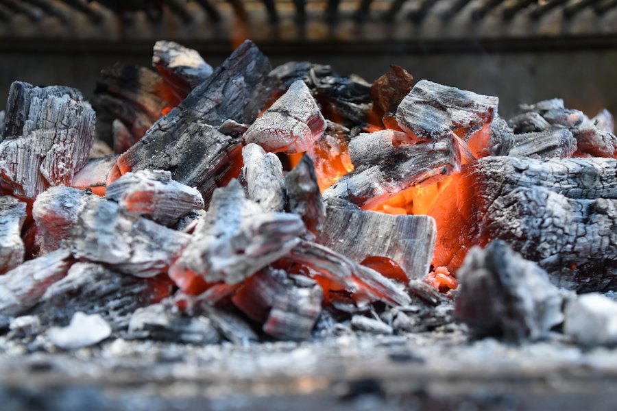 Brasas de carbón encendidas