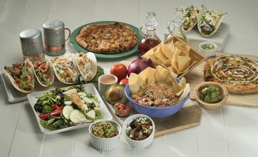 Mesa de catering con platillos mexicanos variados