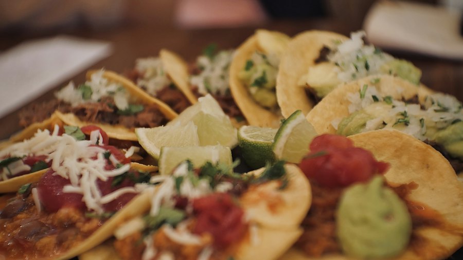 Charola de catering con tacos variados, guacamole y salsas