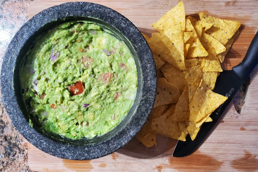 Guacamole en molcajete con totopos