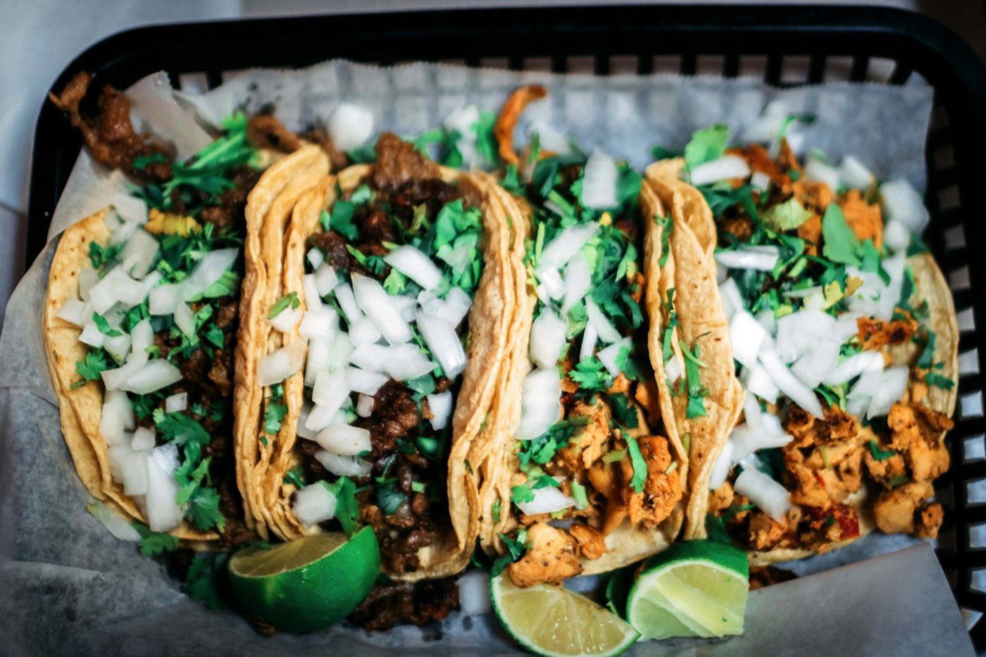 Tacos al carbón con cilantro, cebolla y limón vistos desde arriba