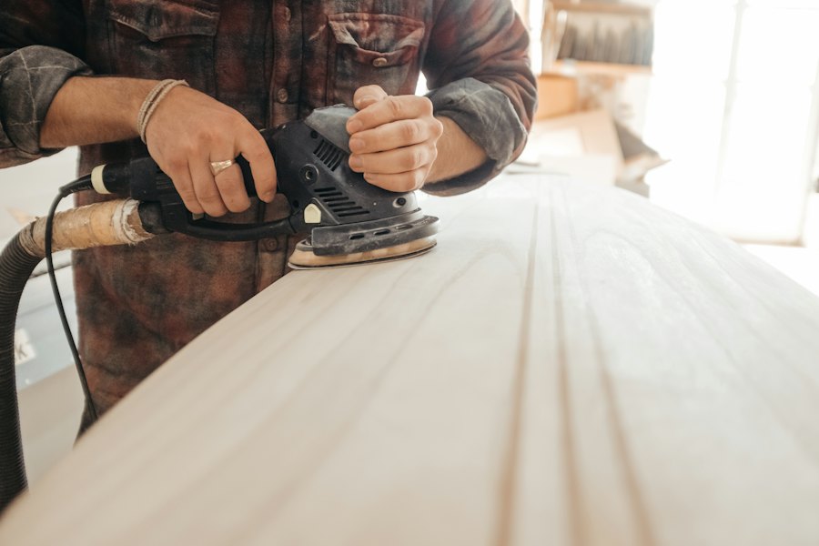 Lijado de una superficie de madera con lijadora