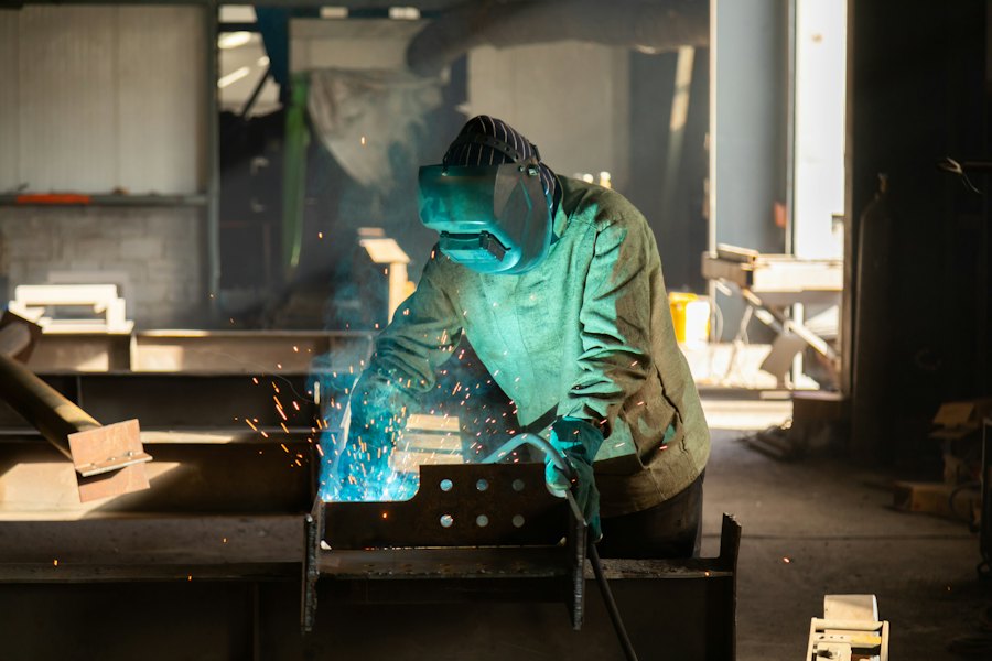 Soldador trabajando una estructura metálica en un taller