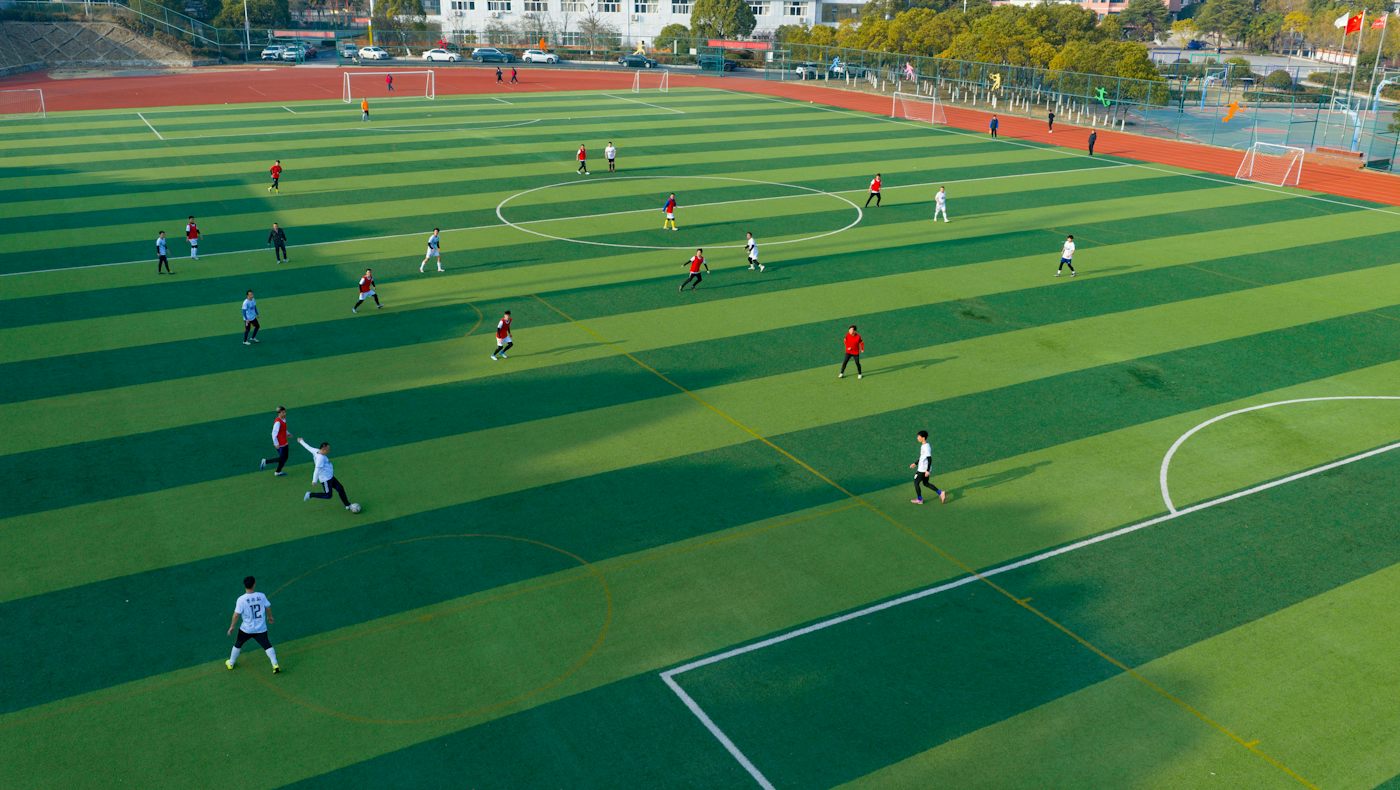 Cancha de futbol de pasto sintético vista desde arriba