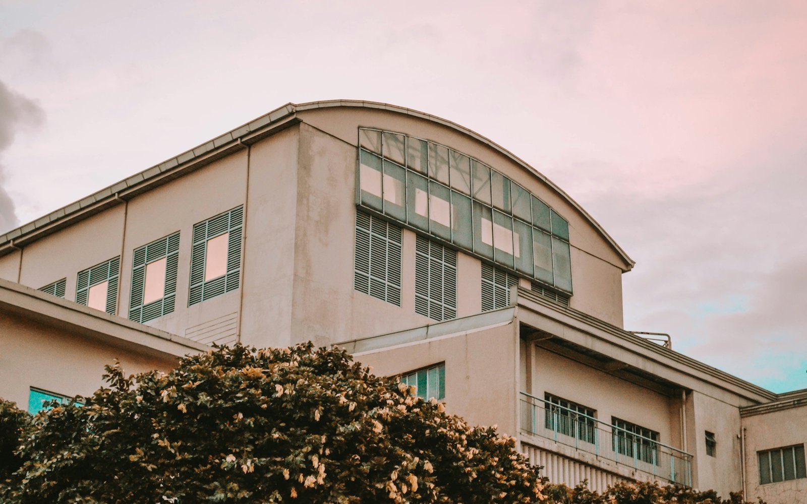 Edificio principal del campus rodeado de árboles