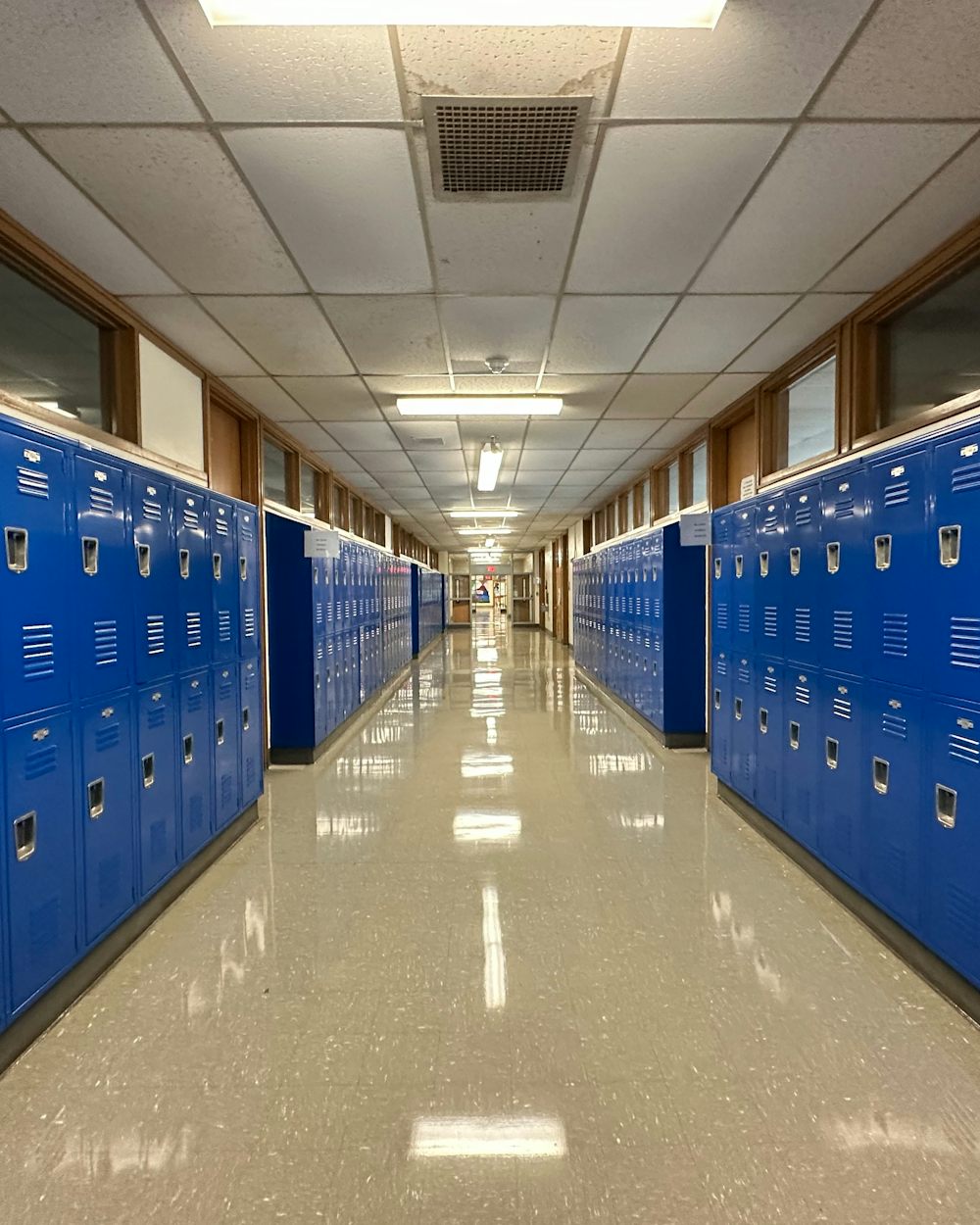 Pasillo con lockers azules en el edificio de secundaria