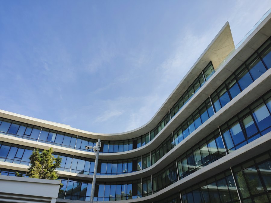 Edificio de oficinas terminado con fachada de cristal