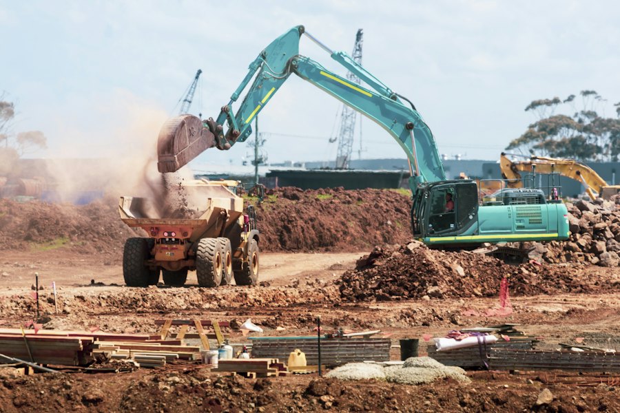 Excavadora cargando tierra en un camión de volteo