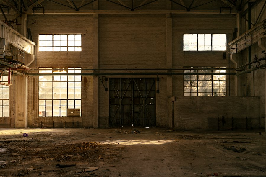 Interior de bodega antes de la reconversión