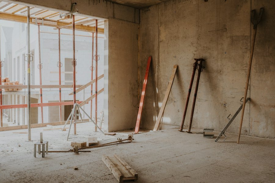 Interior de estructura de concreto con andamios