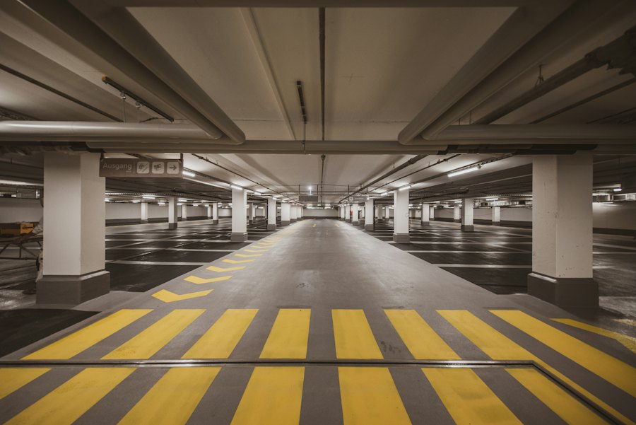 Estacionamiento de concreto con señalización amarilla