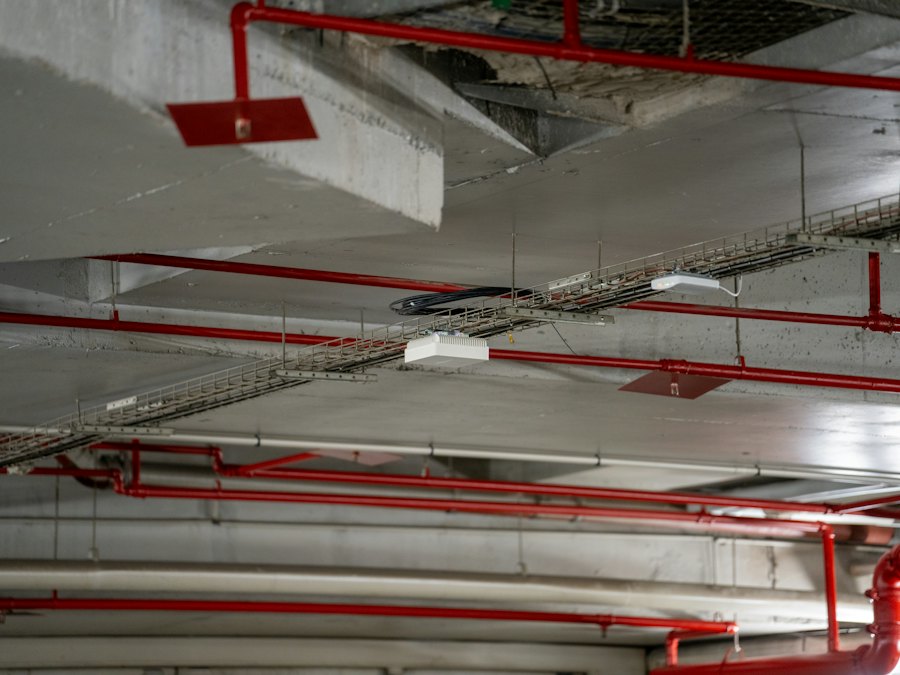 Red de tubería roja de rociadores contra incendio en un techo de concreto