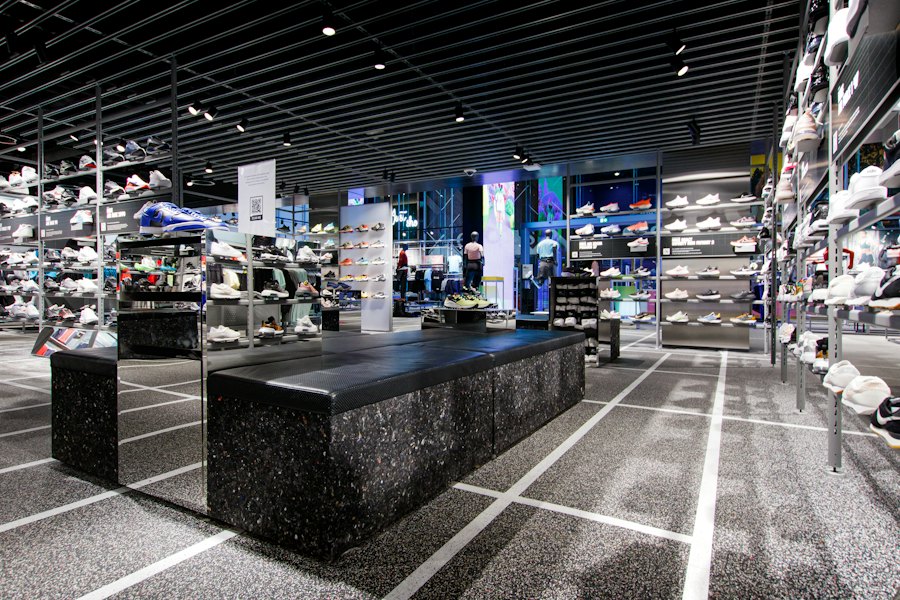 Local comercial remodelado con exhibidores