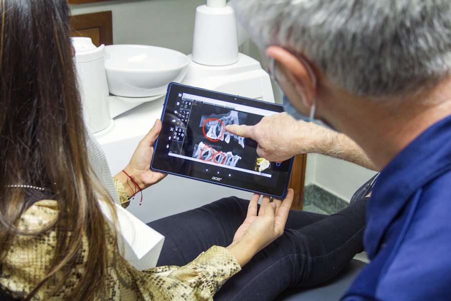 Dentista mostrando una radiografía digital en una tableta