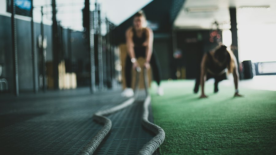 Personas entrenando con cuerdas de batalla