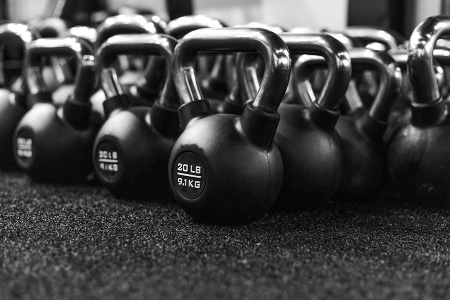 Fila de kettlebells sobre el piso del gimnasio