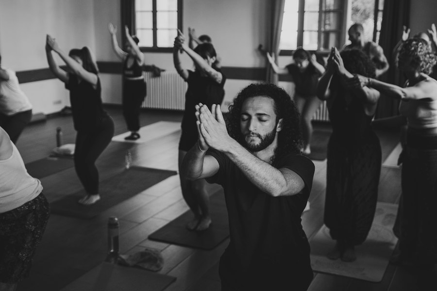 Grupo practicando yoga en un estudio