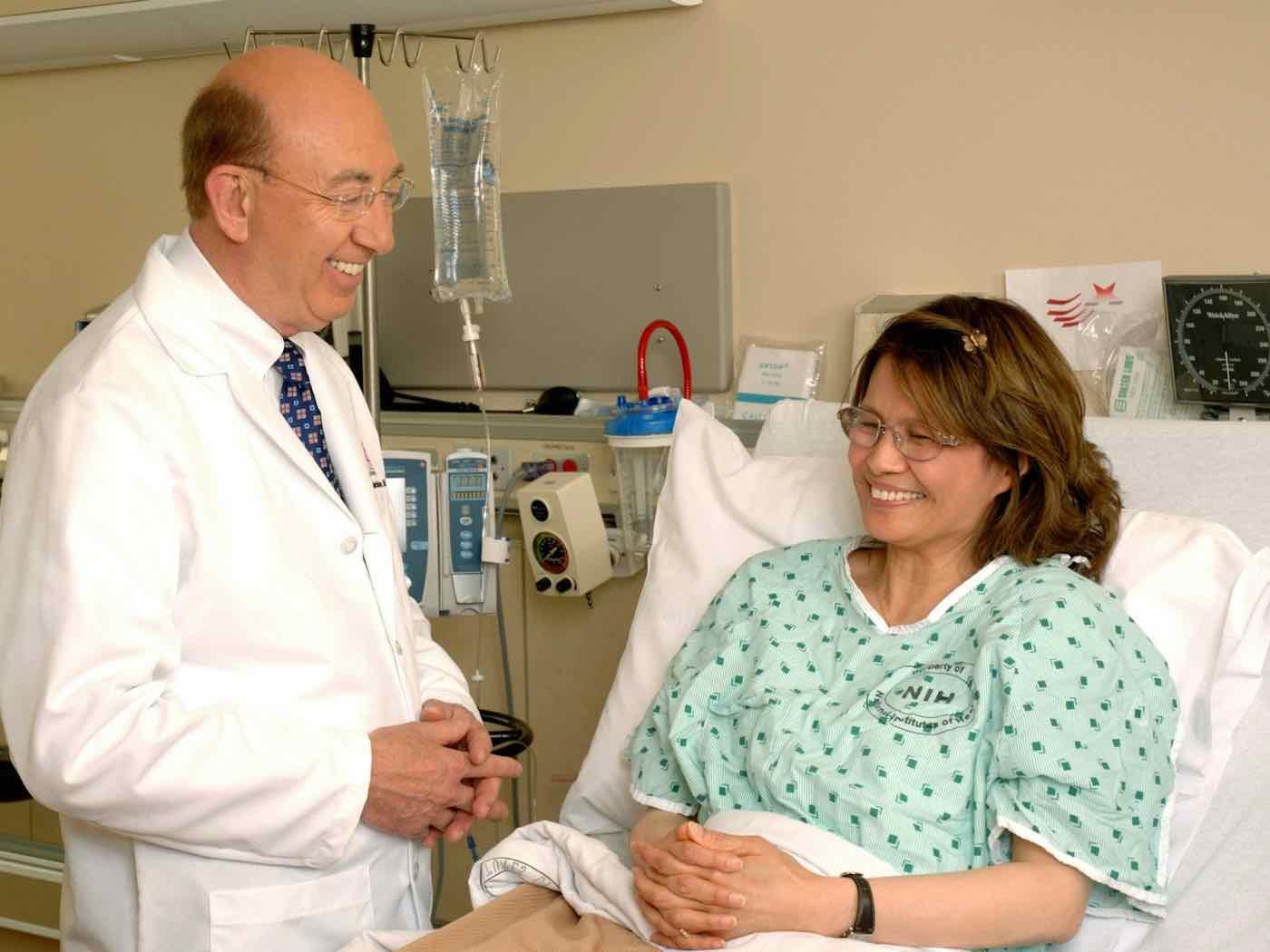 Médico conversando con una paciente hospitalizada en una habitación privada