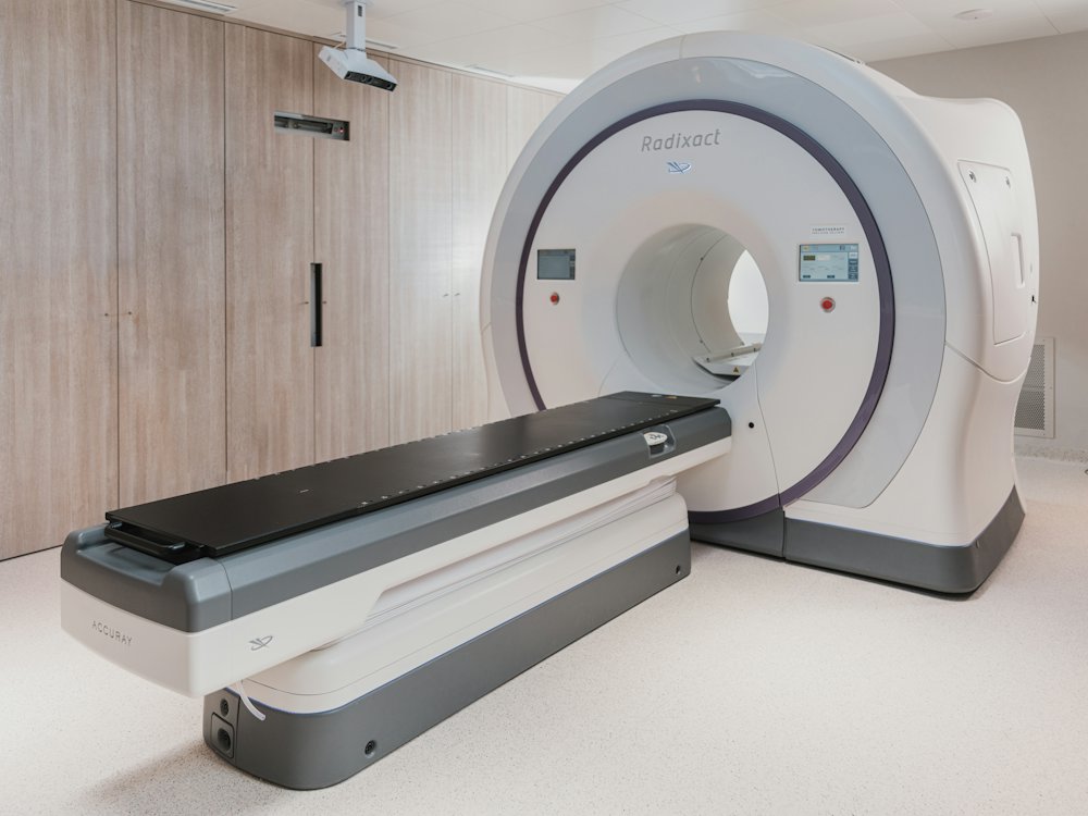Equipo de resonancia magnética en una sala de imagenología